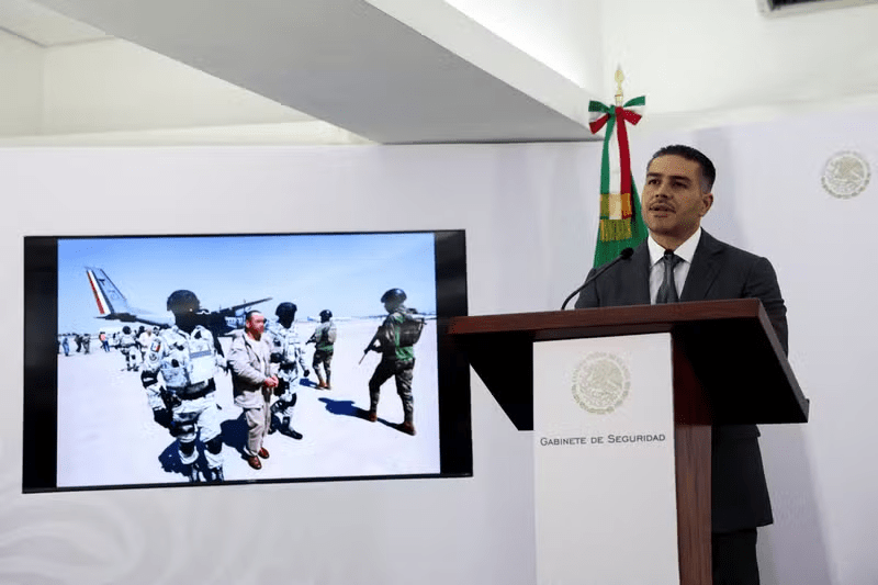 Le Monde
https://www.lemonde.fr/international/article/2025/03/01/dans-l-espoir-d-eviter-les-tarifs-douaniers-de-trump-le-mexique-remet-29-narcotrafiquants-aux-etats-unis_6571459_3210.html
